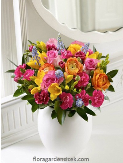 Renkli Kır Çiçekleri Seramik İçerisinde