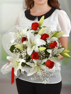 Beyaz Lilyum ve Kırmızı Güller