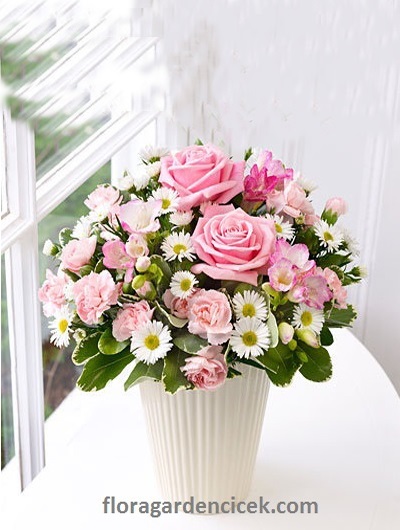 Pembe ve Beyaz Kır Çiçekleri