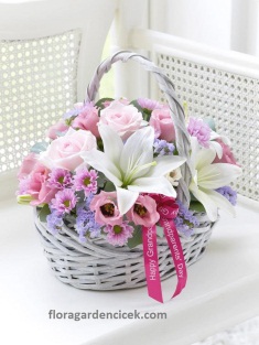 Sepet İçerisinde Mini Kır Çiçekleri