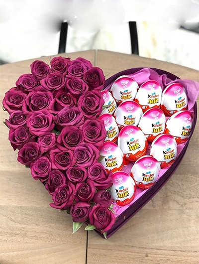 Kalp Kutu İçerisinde Özel Renk Gül ve Kinder Çikolatalar 5442